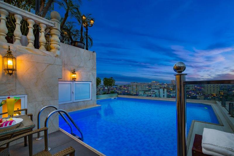 Cách chụp ảnh khách sạn buổi tối để ánh sáng lung linh và sắc nét